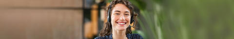Junge Frau mit Headset - Academy Schwabe Pharma